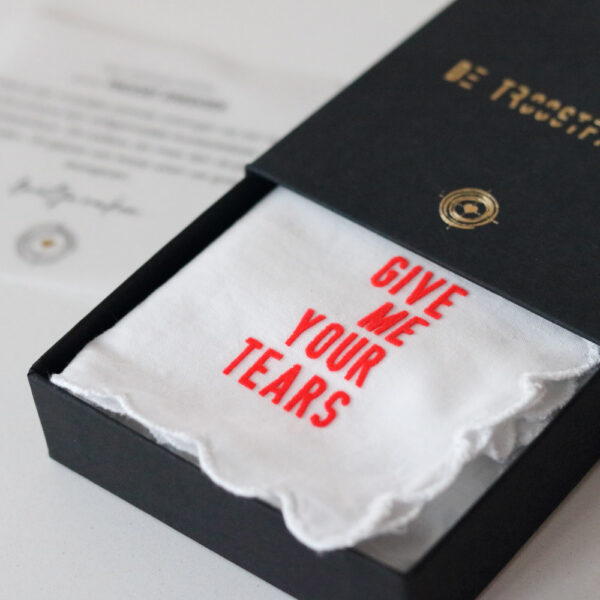 Troostzakdoek wit 'Give me your tears'